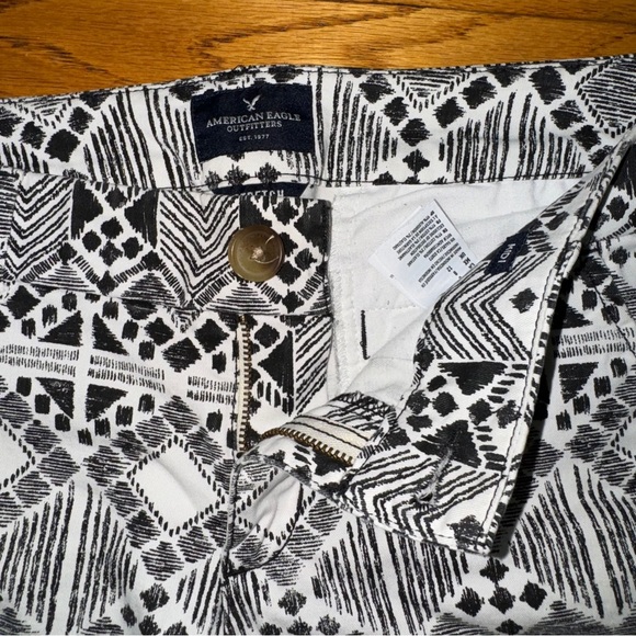 American Eagle Outfitters Women’s Black &‎ White Printed Midi Shorts - Size 8 - Picture 8 of 10